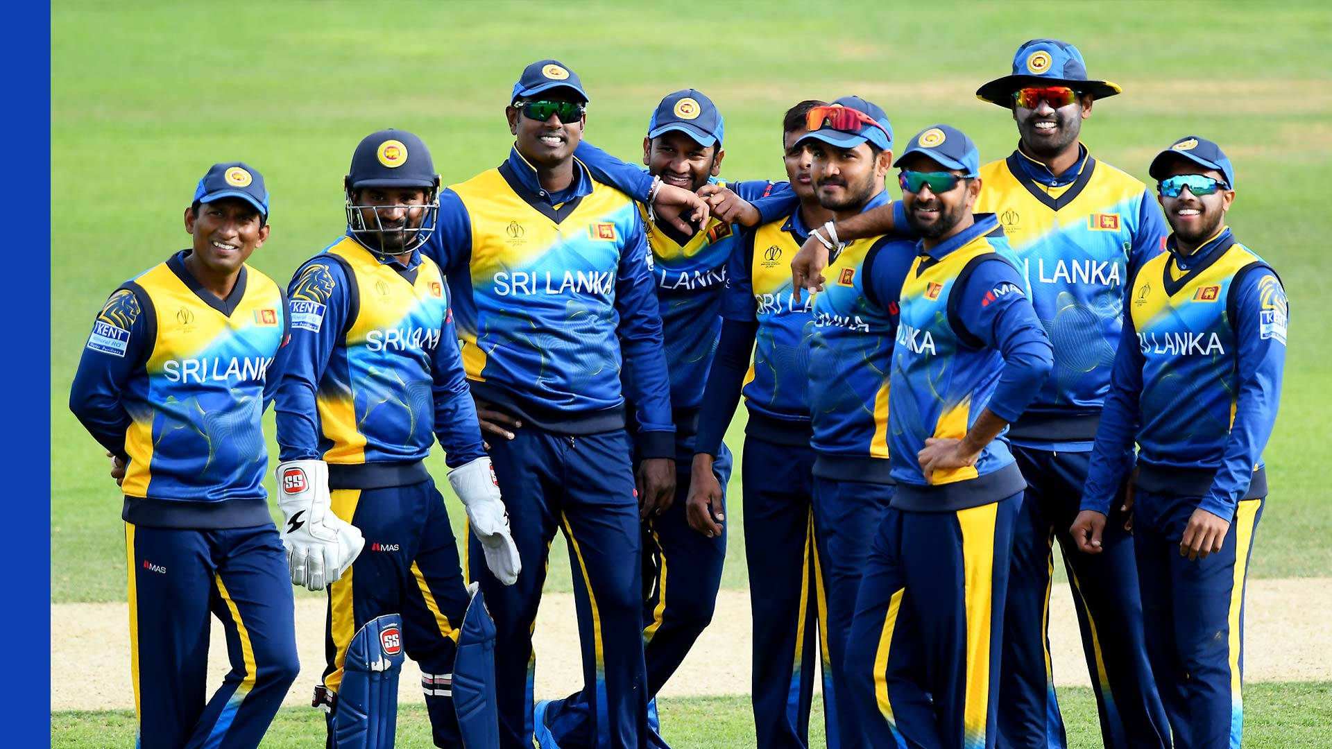 Sri Lanka Cricket 桌布 壁紙 — 斯里蘭卡板球隊在陽光明媚的綠色場地上穿著藍色和黃色制服一起擺姿勢。
