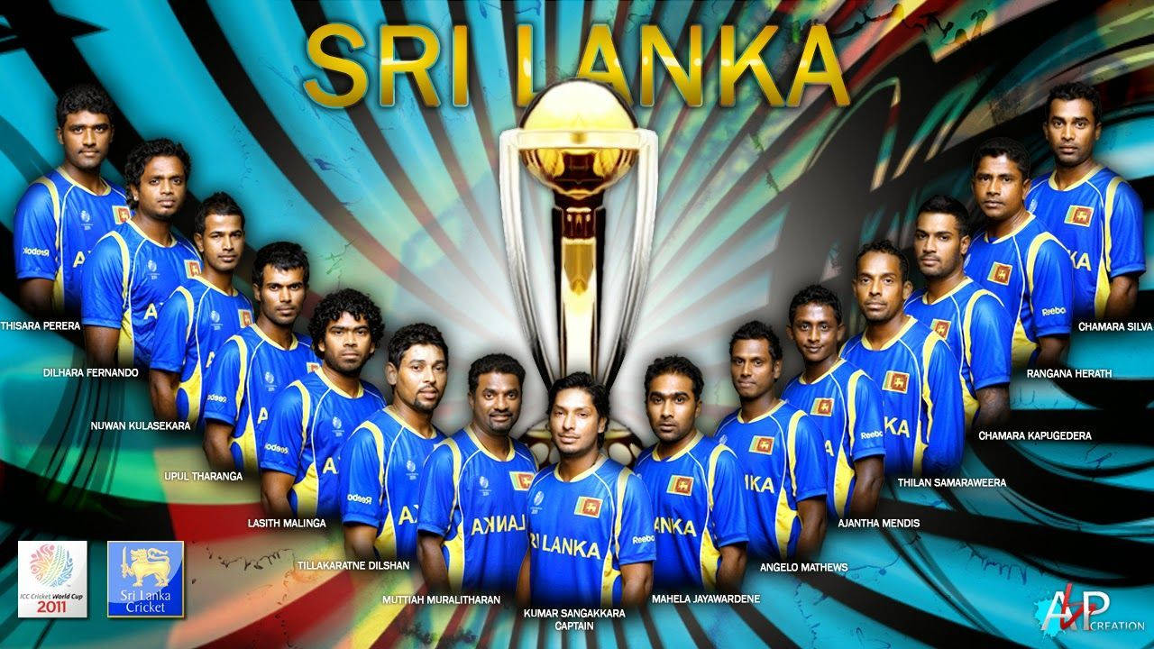 Sri Lanka Cricket 桌布 壁紙 — 斯里蘭卡板球隊身穿藍色球衣，在充滿活力的抽象背景前圍繞金色獎盃擺姿勢。