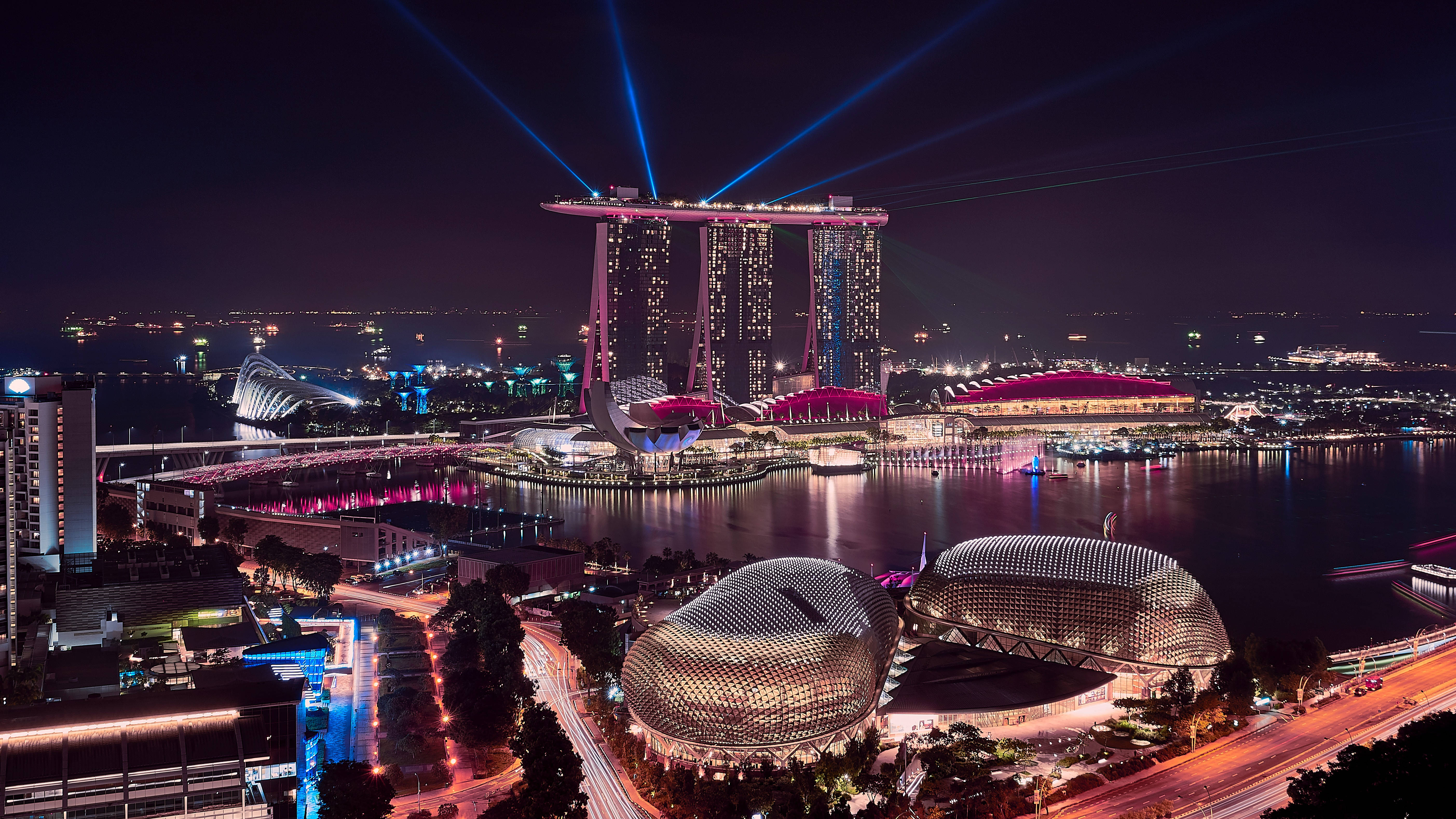 筆電 桌布 壁紙 — 新加坡天際線的璀璨夜景， featuring 濱海灣金沙、藍色雷射光束和在水面上反射的發光圓頂。