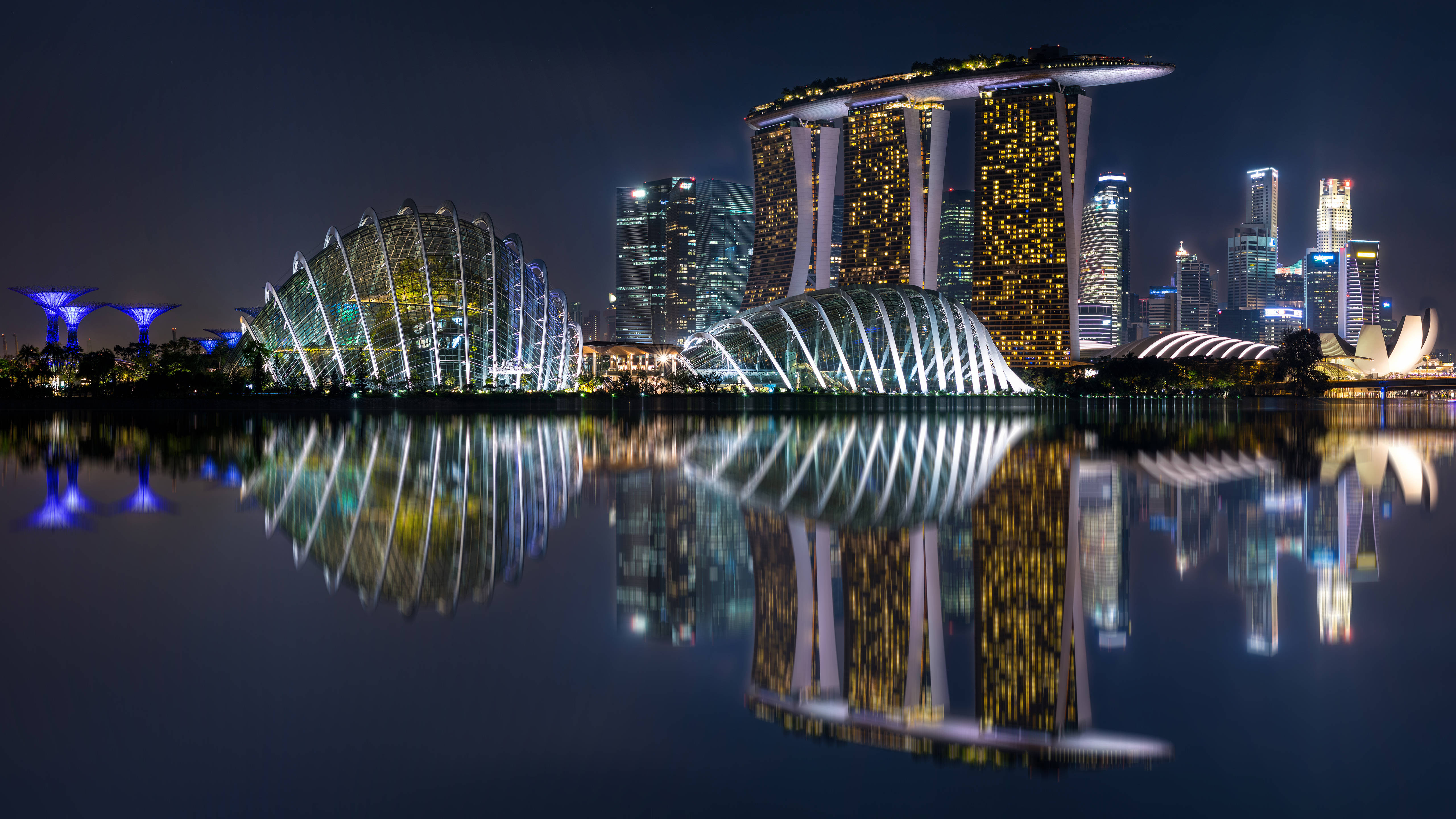 風景動畫 桌布 壁紙 — 新加坡天際線的迷人夜景，濱海灣金沙和濱海灣花園完美倒映在平靜的水面上。