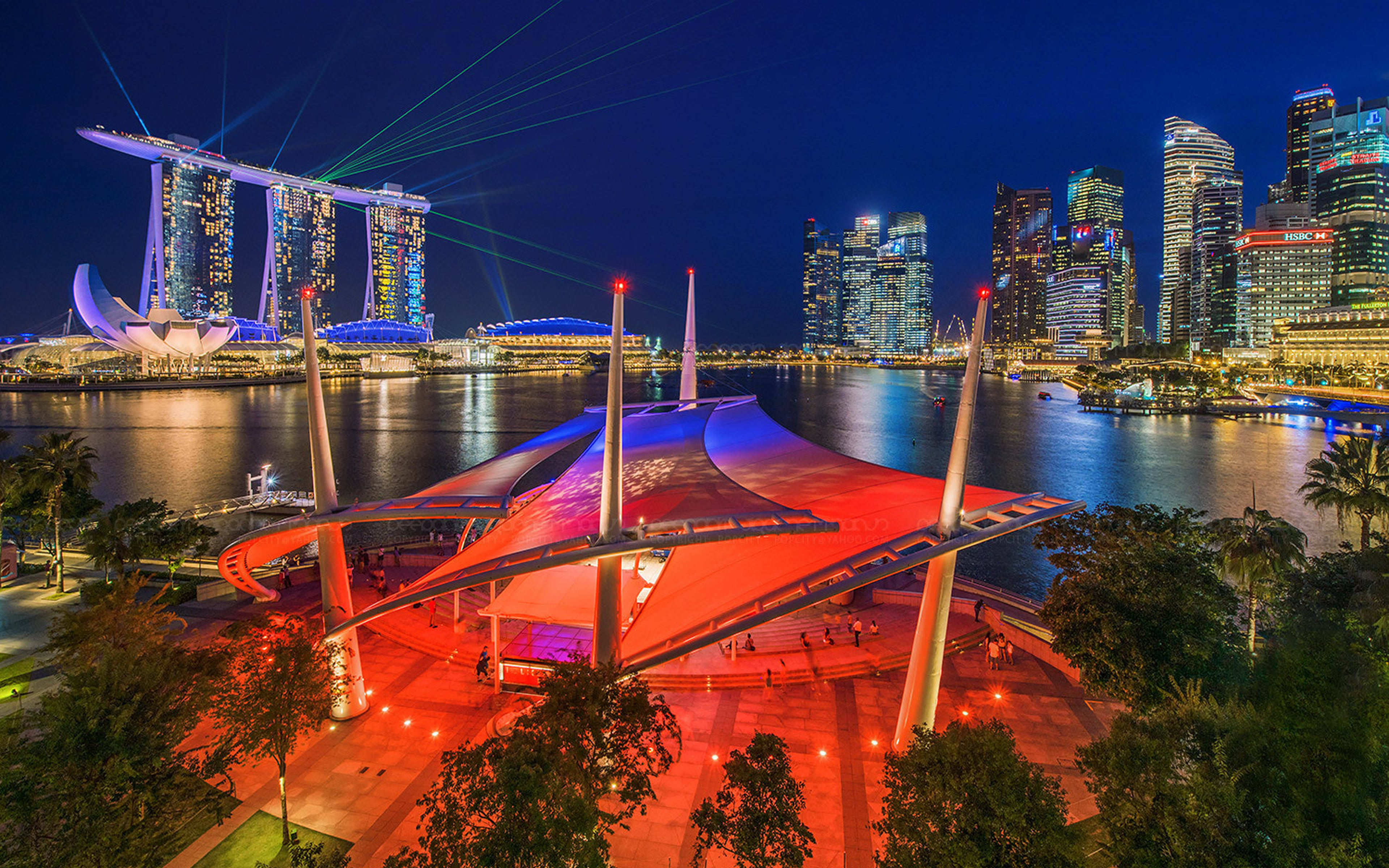 夜晚 桌布 壁紙 — 新加坡濱海灣的耀眼夜景，濱海灣金沙和藝術科學博物館在雷射燈光下閃耀。