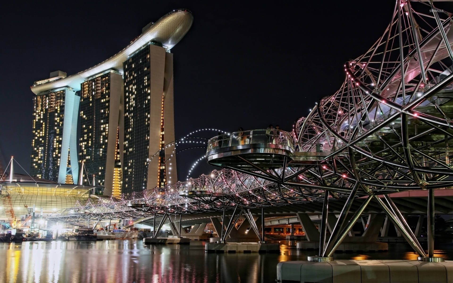 美麗 桌布 壁紙 — 新加坡濱海灣的迷人夜景，標誌性的濱海灣金沙和發光的螺旋橋在水面上。