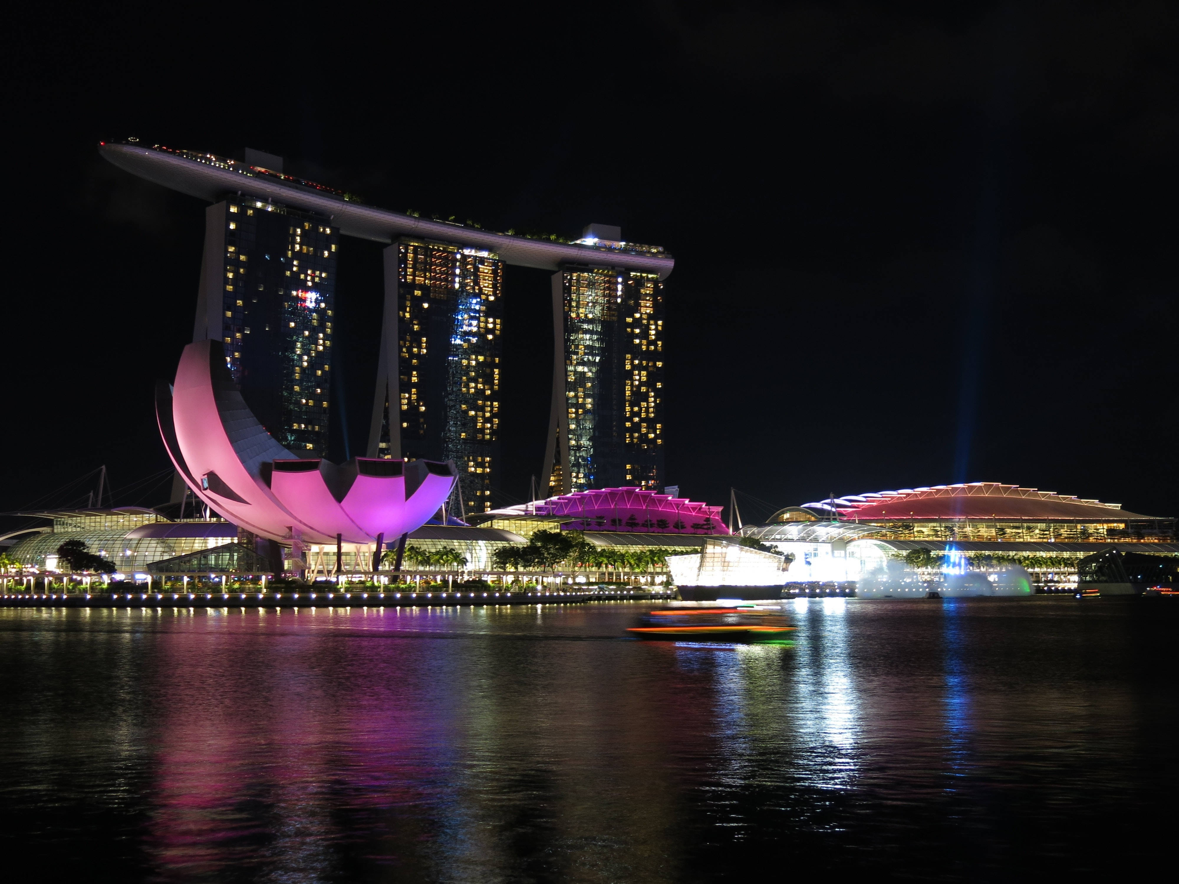 Singapore 桌布 壁紙 — 新加坡濱海灣金沙和藝術科學博物館的迷人夜景，璀璨燈光倒映在水面上。