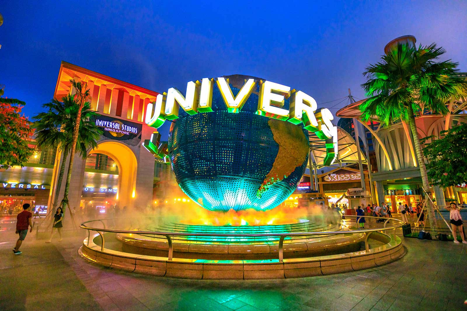 Universal 桌布 壁紙 — 新加坡環球影城一個耀眼奪目的發光地球噴泉，在暮色天空下閃爍著霓虹燈光。