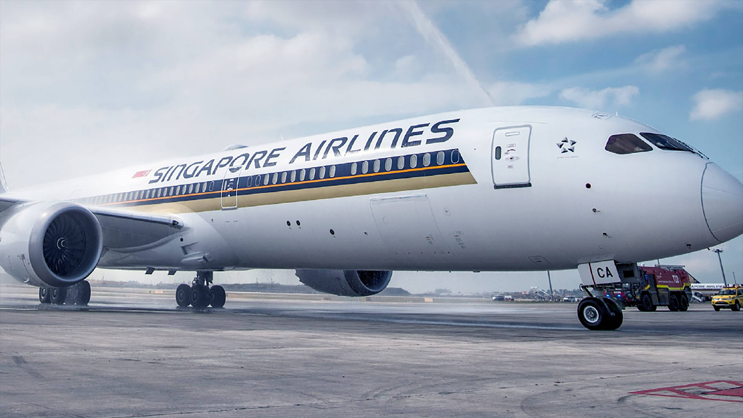 Singapore 桌布 壁紙 — 新加坡航空的波音787夢想客機在部分多雲的天空下，在潮濕的機場跑道上滑行。