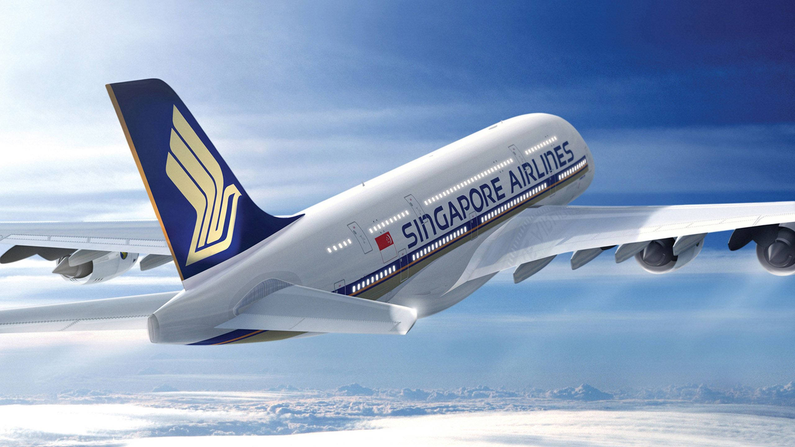 Singapore 桌布 壁紙 — 新加坡航空的空中巴士A380在蓬鬆的白雲上方翱翔，下方可見積雪覆蓋的山脈，背景是明亮的藍天。