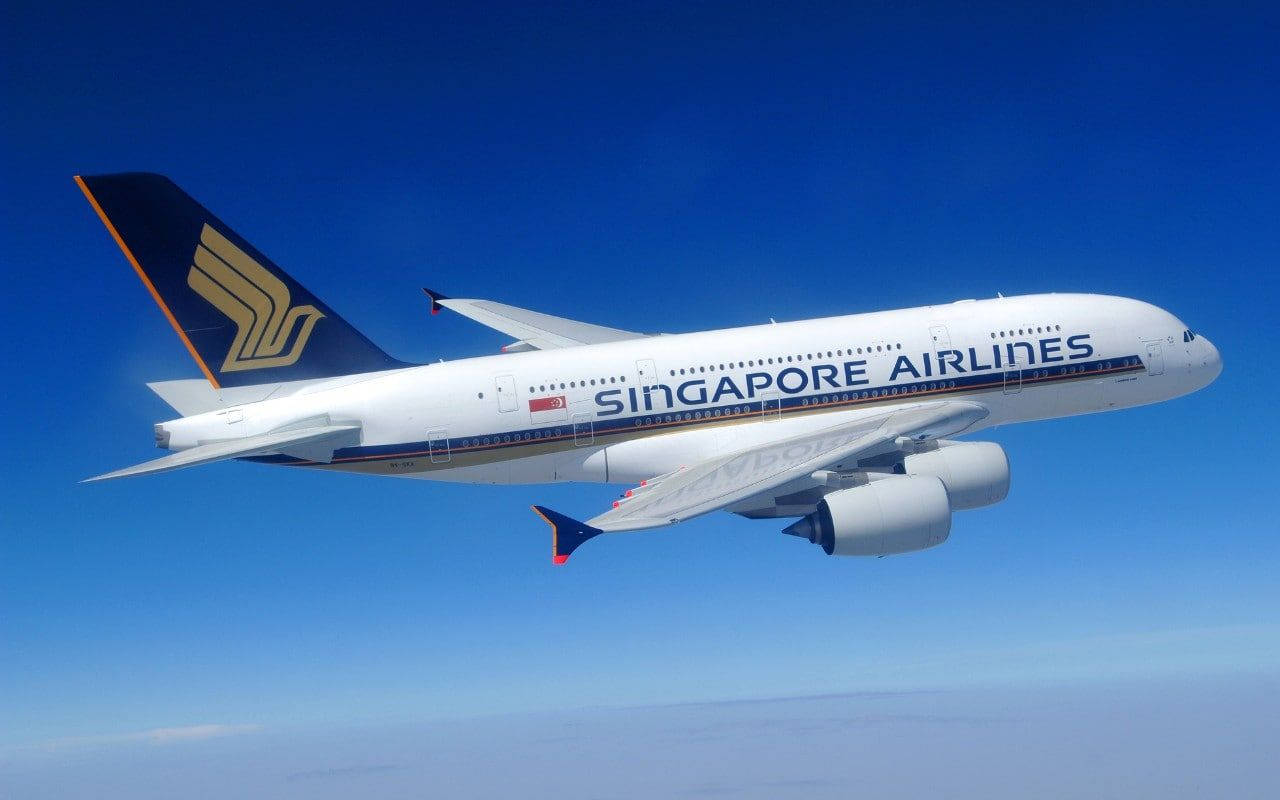  壁紙 — 新加坡航空的空中巴士A380在雲海之上的清澈藍天中優雅翱翔。