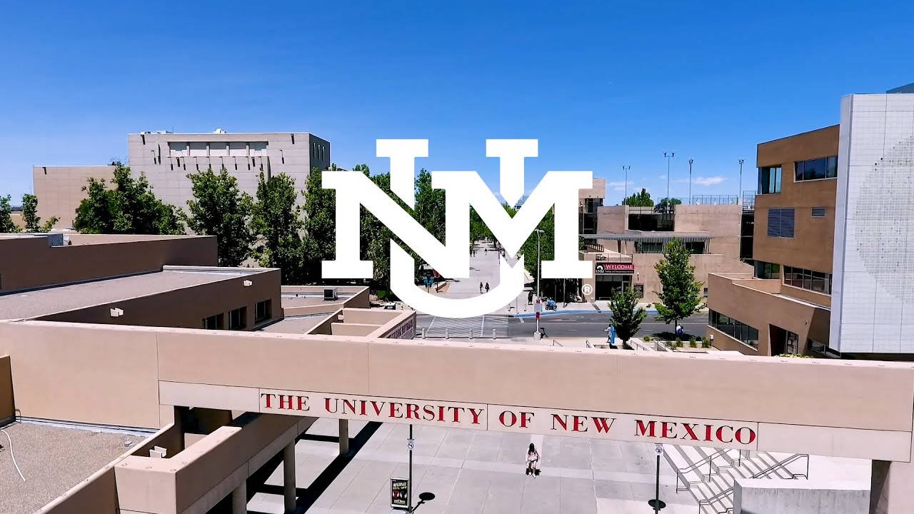 建築 桌布 壁紙 — 新墨西哥大學校園的鳥瞰圖，藍天白雲，帶有顯眼的 NM 標誌覆蓋層。