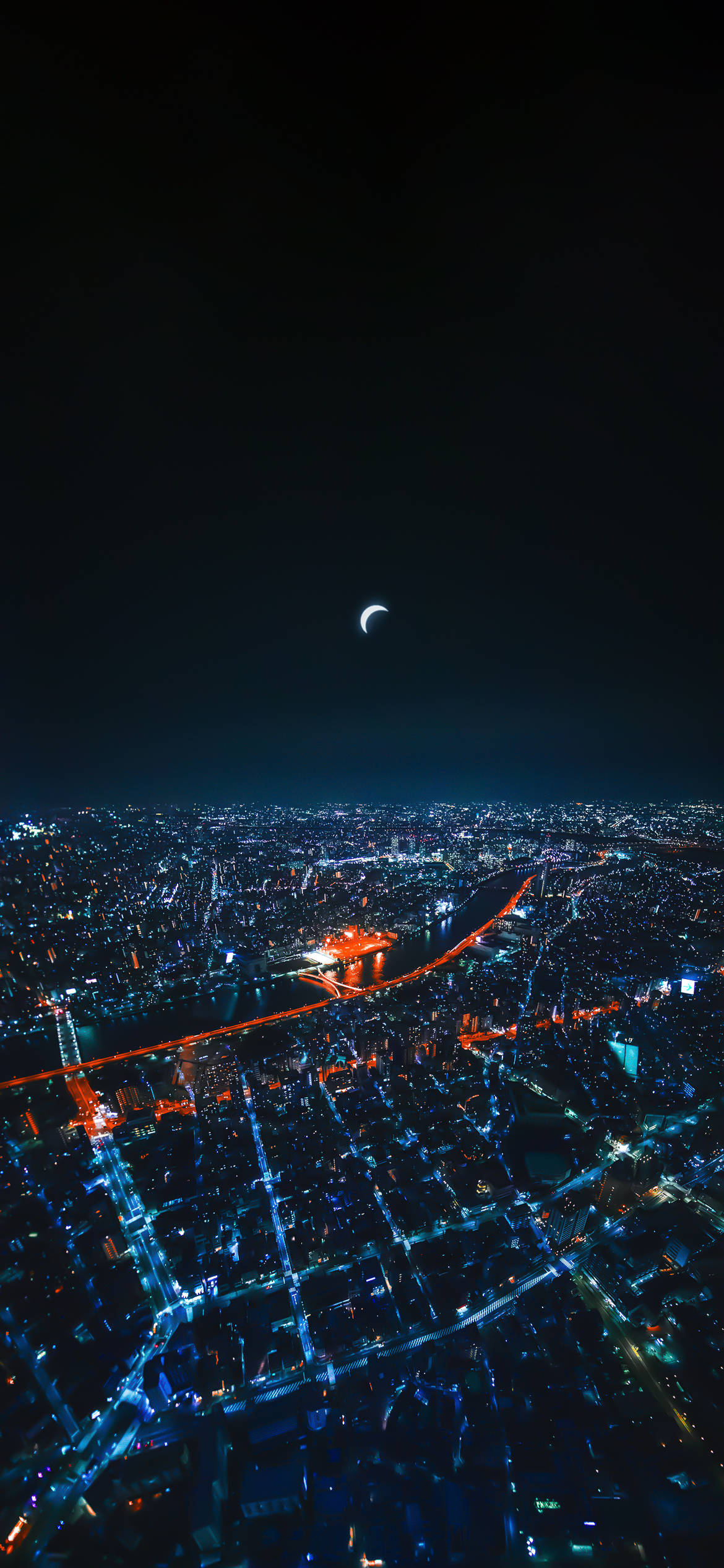東京 桌布 壁紙 — 新月下，藍色和橙色燈光照亮的廣闊城市景觀的空中夜景。
