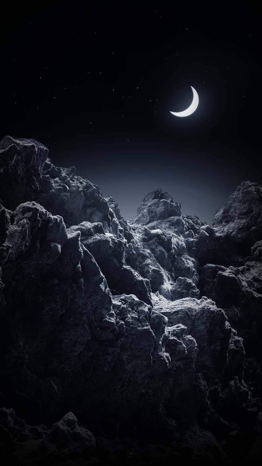 夜空 桌布 壁紙 — 新月在崎嶇的黑暗山脈上方發光，星空燦爛。