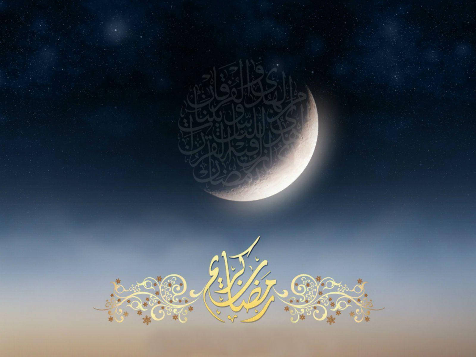 Ramadan 桌布 壁紙 — 新月在繁星點點的夜空中閃耀，表面有阿拉伯書法盤旋，下方有華麗的金色文字。