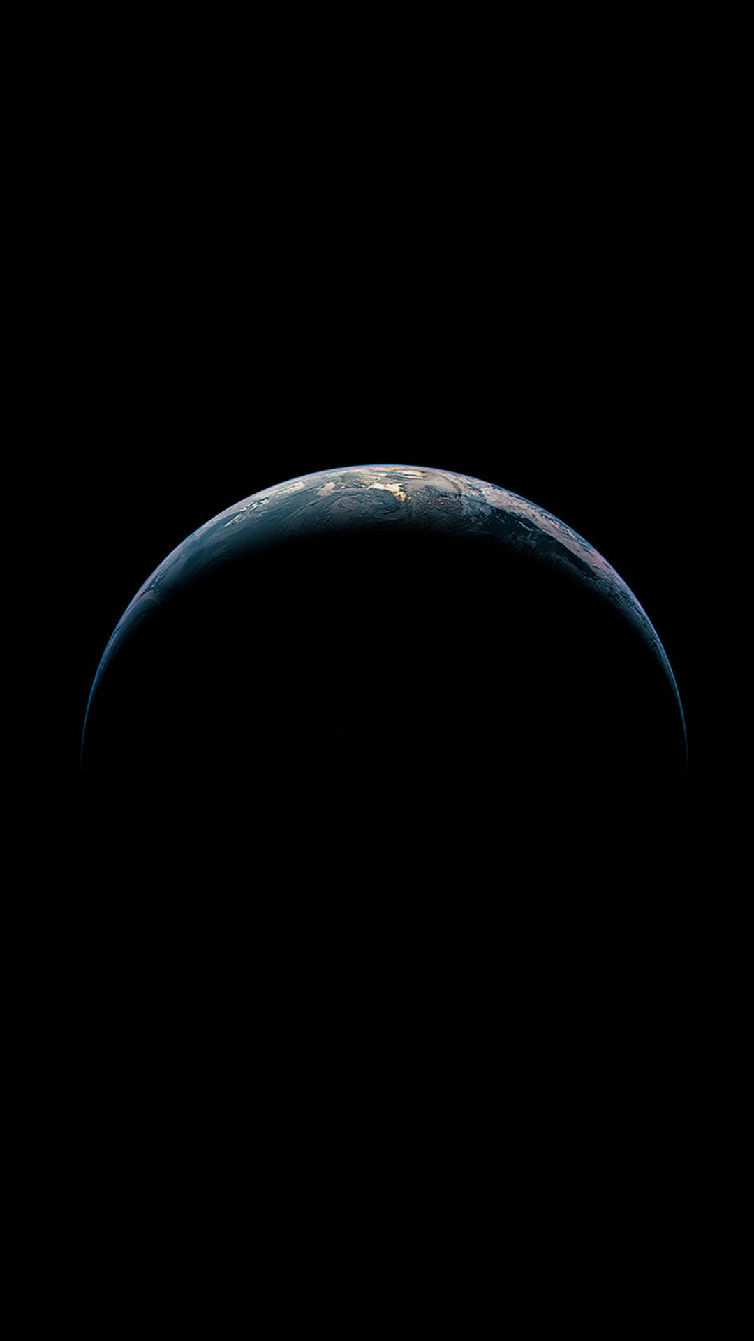 iOS 13 桌布 壁紙 — 新月形地球在無盡黑暗的太空中閃耀著藍色海洋和白色雲層。