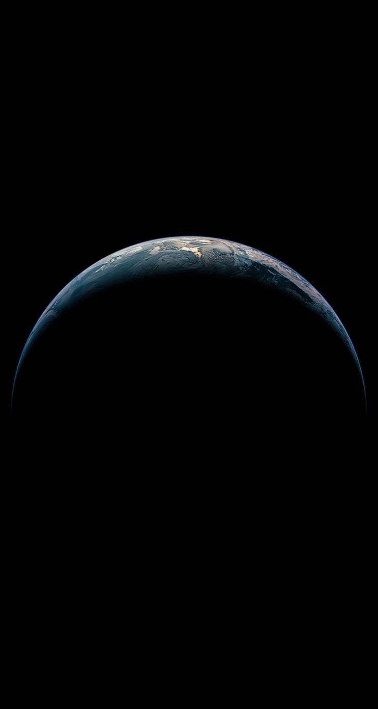 iOS 15 桌布 壁紙 — 新月形的地球在無限漆黑的太空中閃耀著藍色的海洋和白色的雲層。