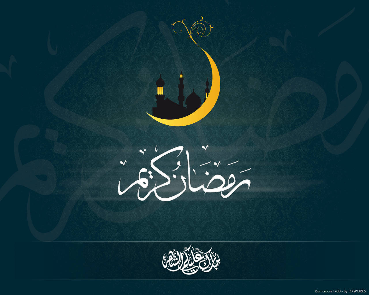 Ramadan 桌布 壁紙 — 新月懷抱著清真寺剪影，以深藍綠色背景襯托，並以阿拉伯書法慶祝齋戒月。