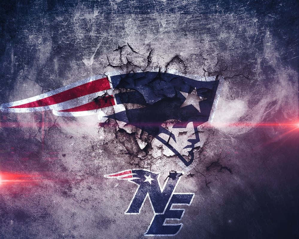 Patriots 桌布 壁紙 — 新英格蘭愛國者標誌穿過裂開的混凝土，帶有紅色鏡頭光暈和粗糙紋理。