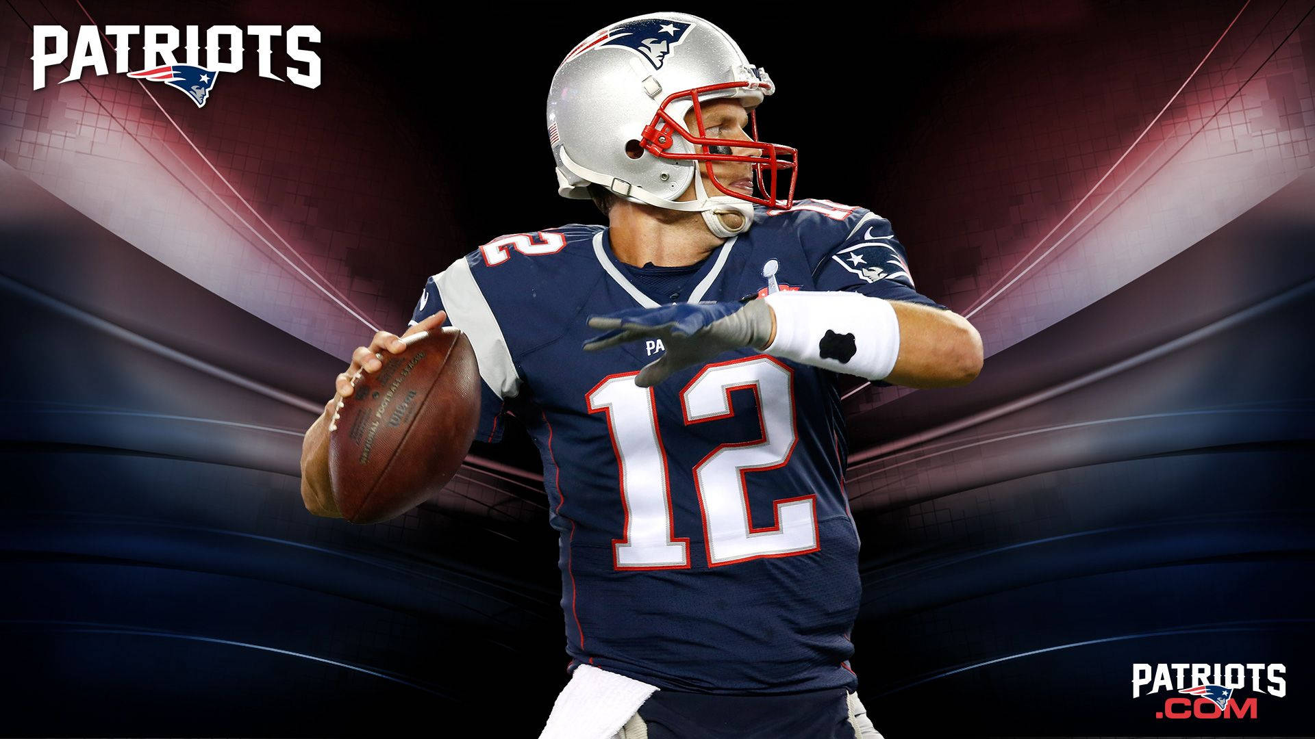 Patriots 桌布 壁紙 — 新英格蘭愛國者隊四分衛身穿藍色12號球衣，準備在動感深色背景下擲出橄欖球。