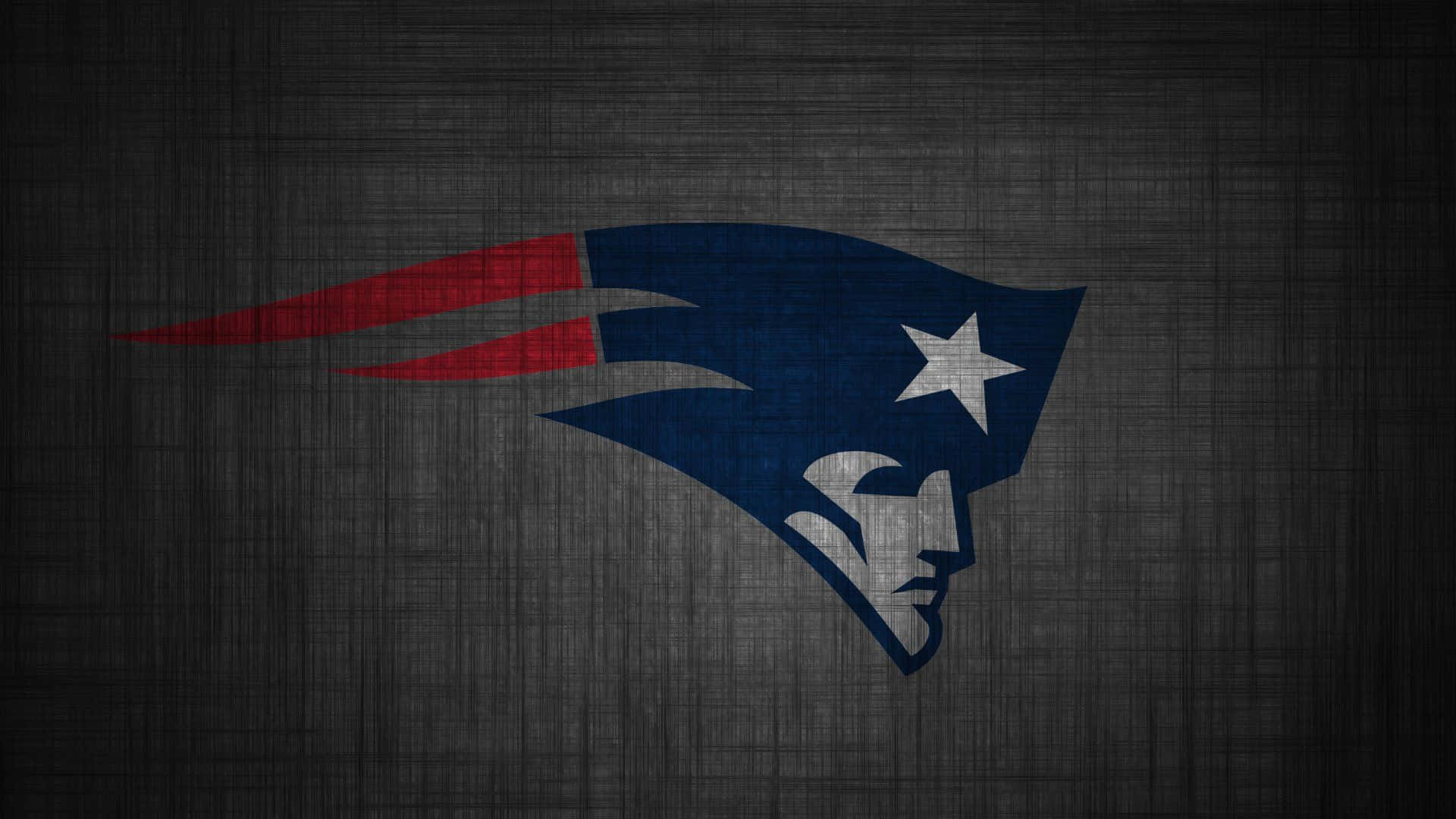 Patriots 桌布 壁紙 — 新英格蘭愛國者隊標誌，以藍色、紅色和白色呈現，背景為帶紋理的深灰色布料。