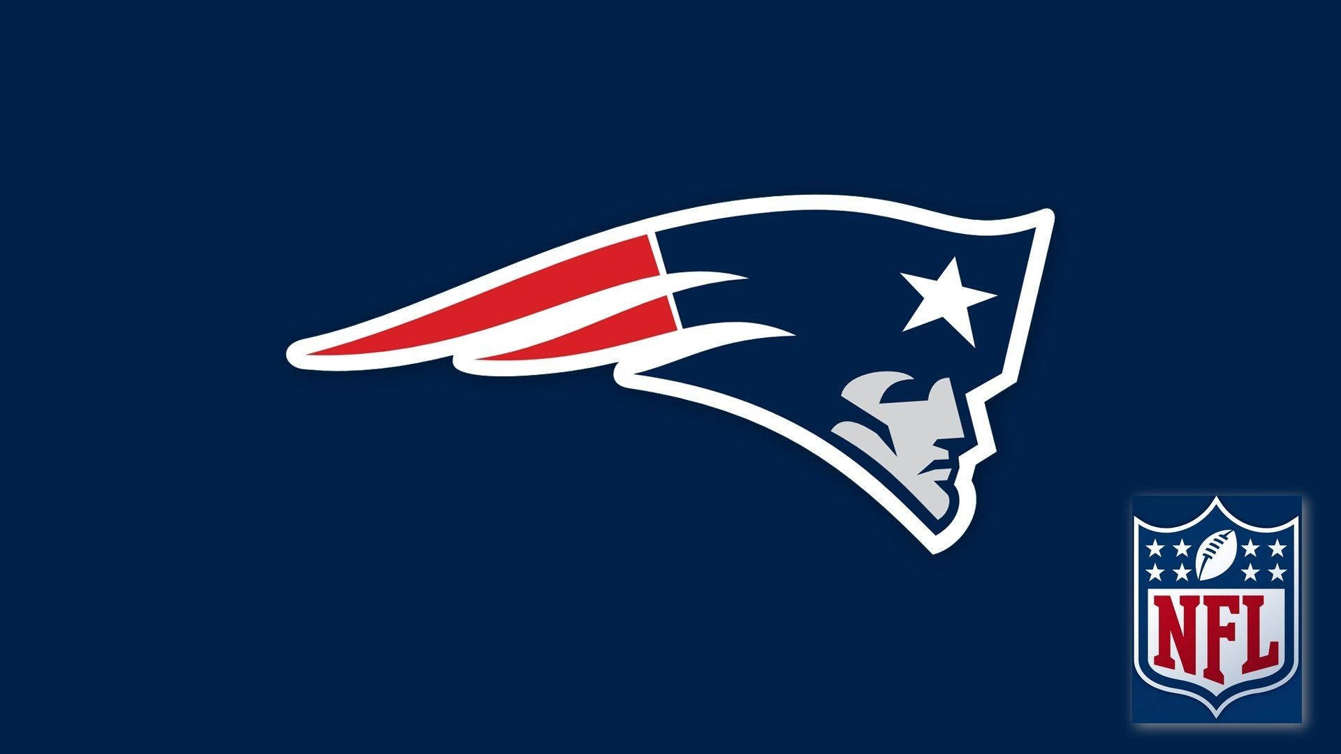 Patriots Logo 桌布 壁紙 — 新英格蘭愛國者隊標誌，白色、紅色和銀色，深藍色背景，角落有NFL盾牌。