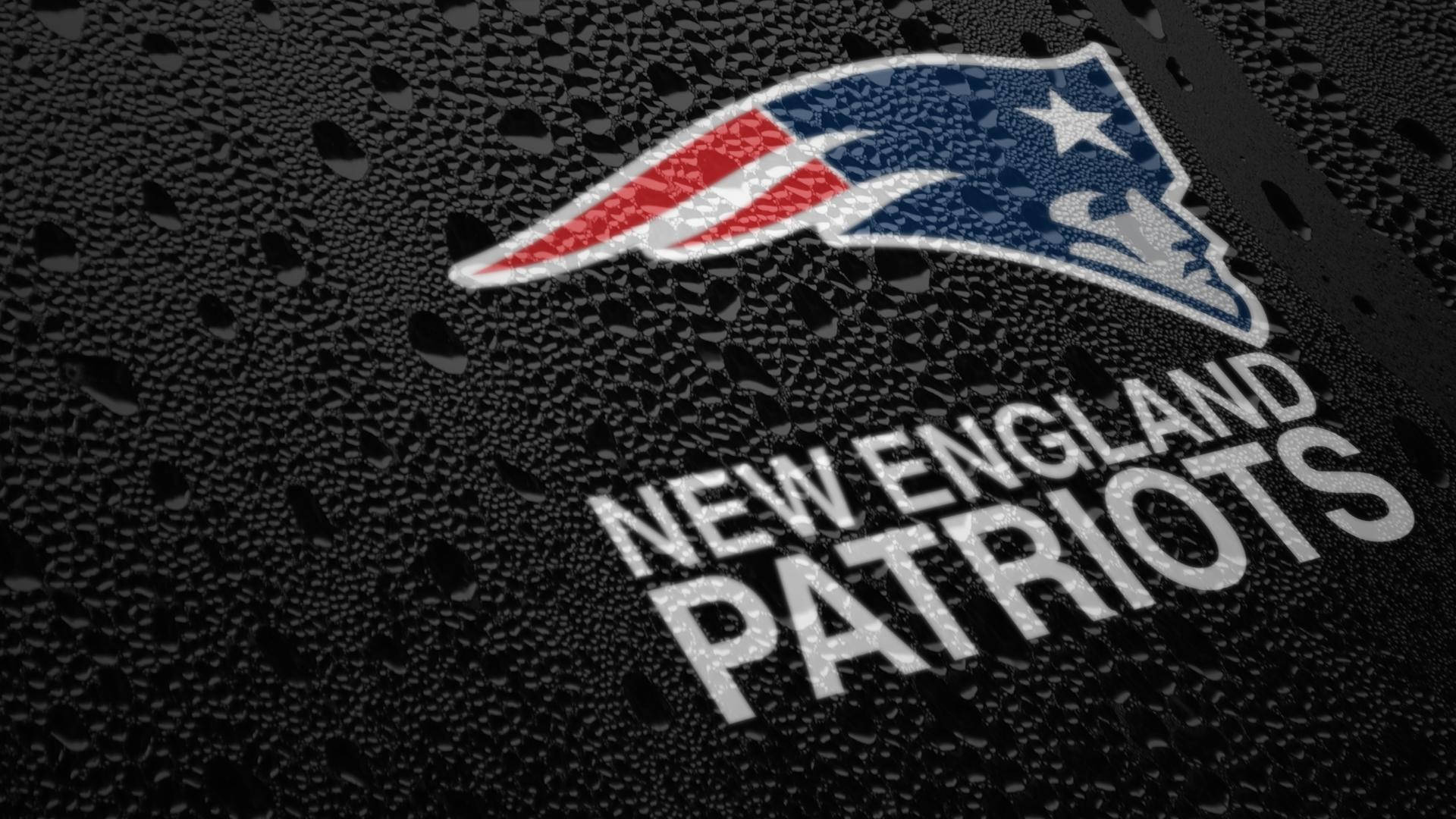 Patriots 桌布 壁紙 — 新英格蘭愛國者隊標誌在光澤黑色表面上的水滴下閃耀。