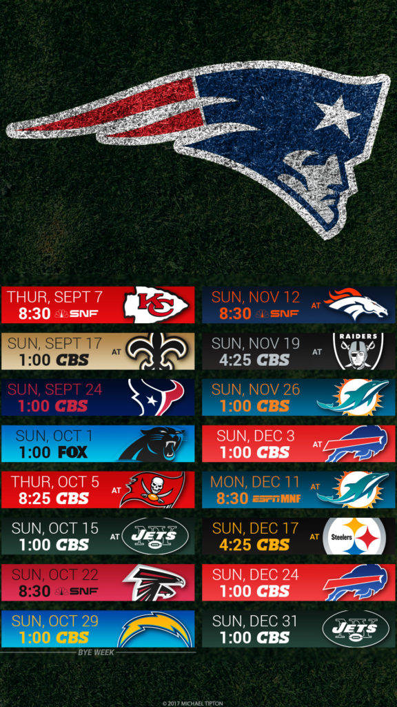 Patriots Logo 桌布 壁紙 — 新英格蘭愛國者隊標誌在草地上，下方有NFL賽程條顯示比賽日期、球隊和時間。