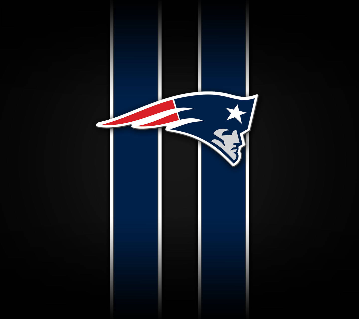 New England Patriots 桌布 壁紙 — 新英格蘭愛國者隊標誌居中於深藍色和黑色垂直條紋上，帶有銀色點綴。