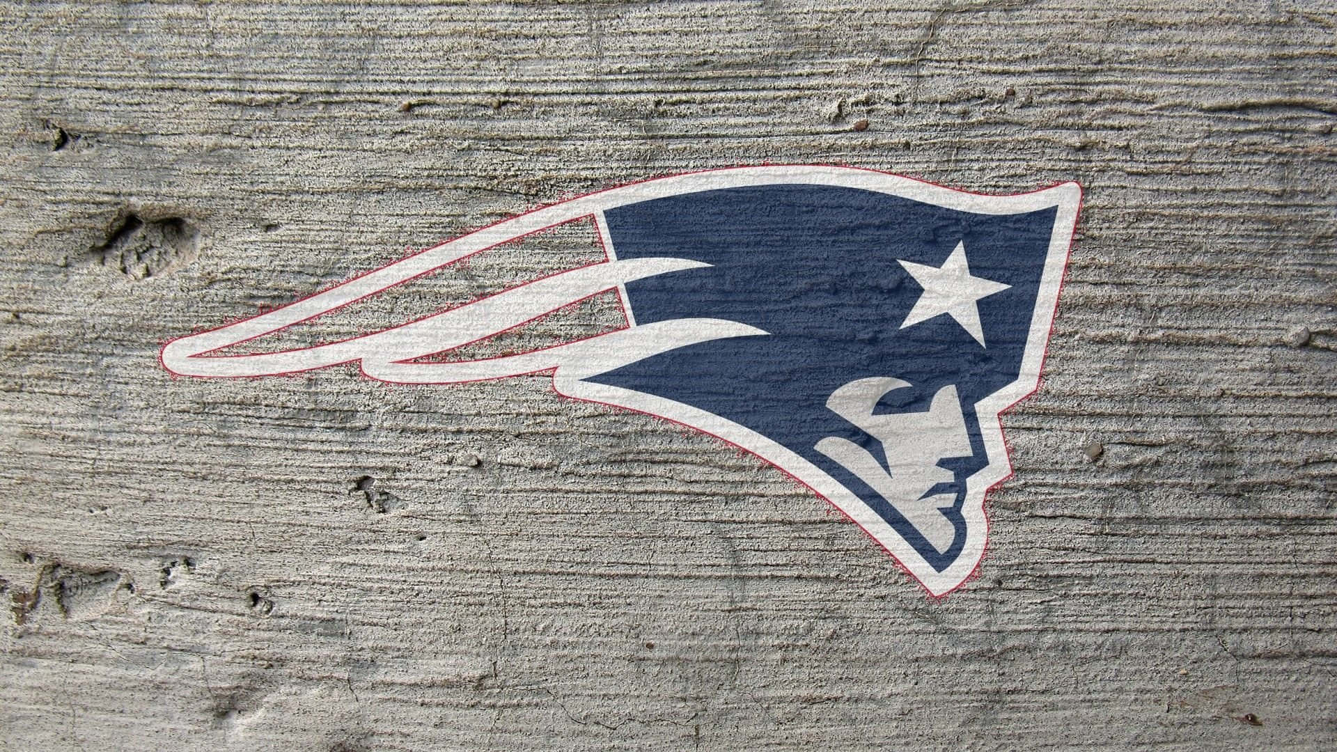 Patriots 桌布 壁紙 — 新英格蘭愛國者隊標誌繪製在風化灰色木板上，木紋和節疤清晰可見。