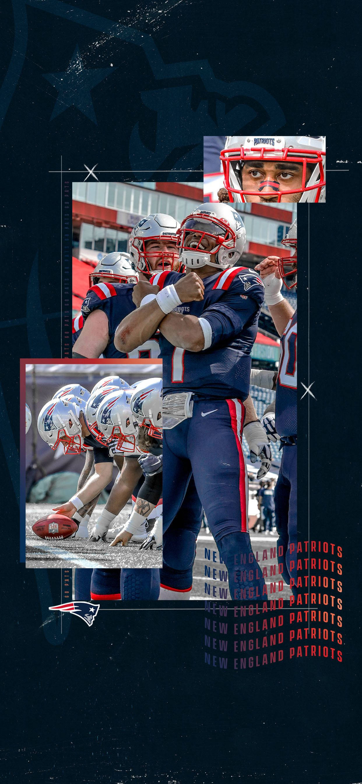 Football Players 桌布 壁紙 — 新英格蘭愛國者隊的足球運動員身穿海軍藍制服，在帶有球隊品牌的深色背景前動態擺姿勢。