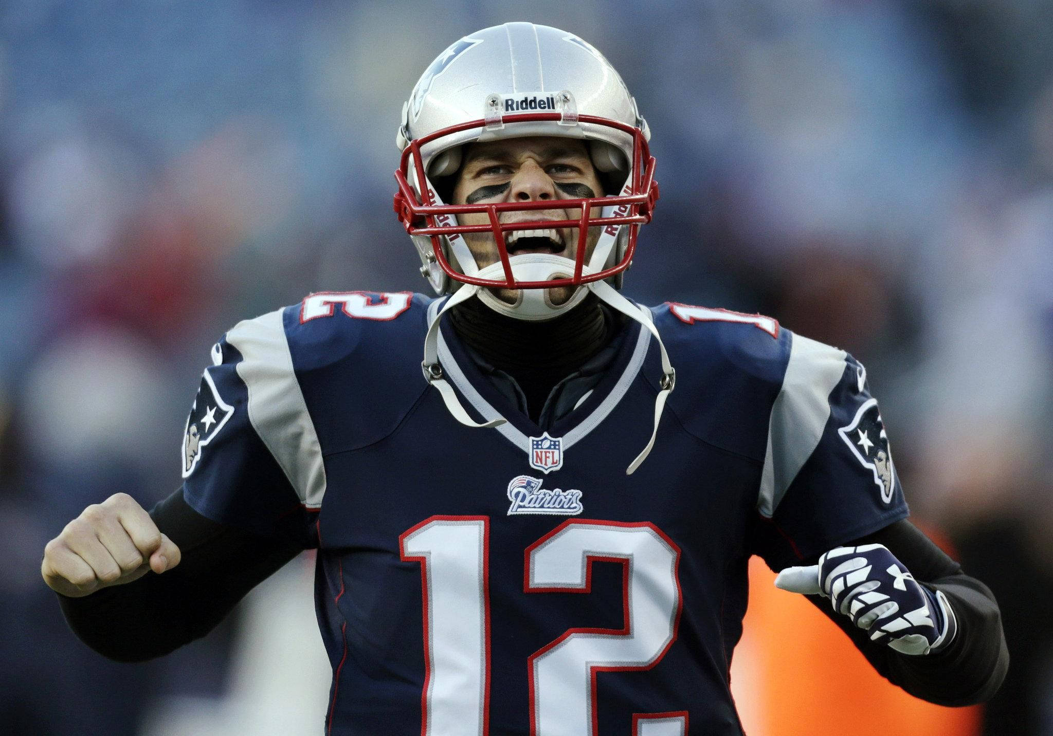 Tom Brady 桌布 壁紙 — 新英格蘭愛國者隊身穿12號球衣的美式足球員在比賽中握緊拳頭張開嘴巴慶祝。