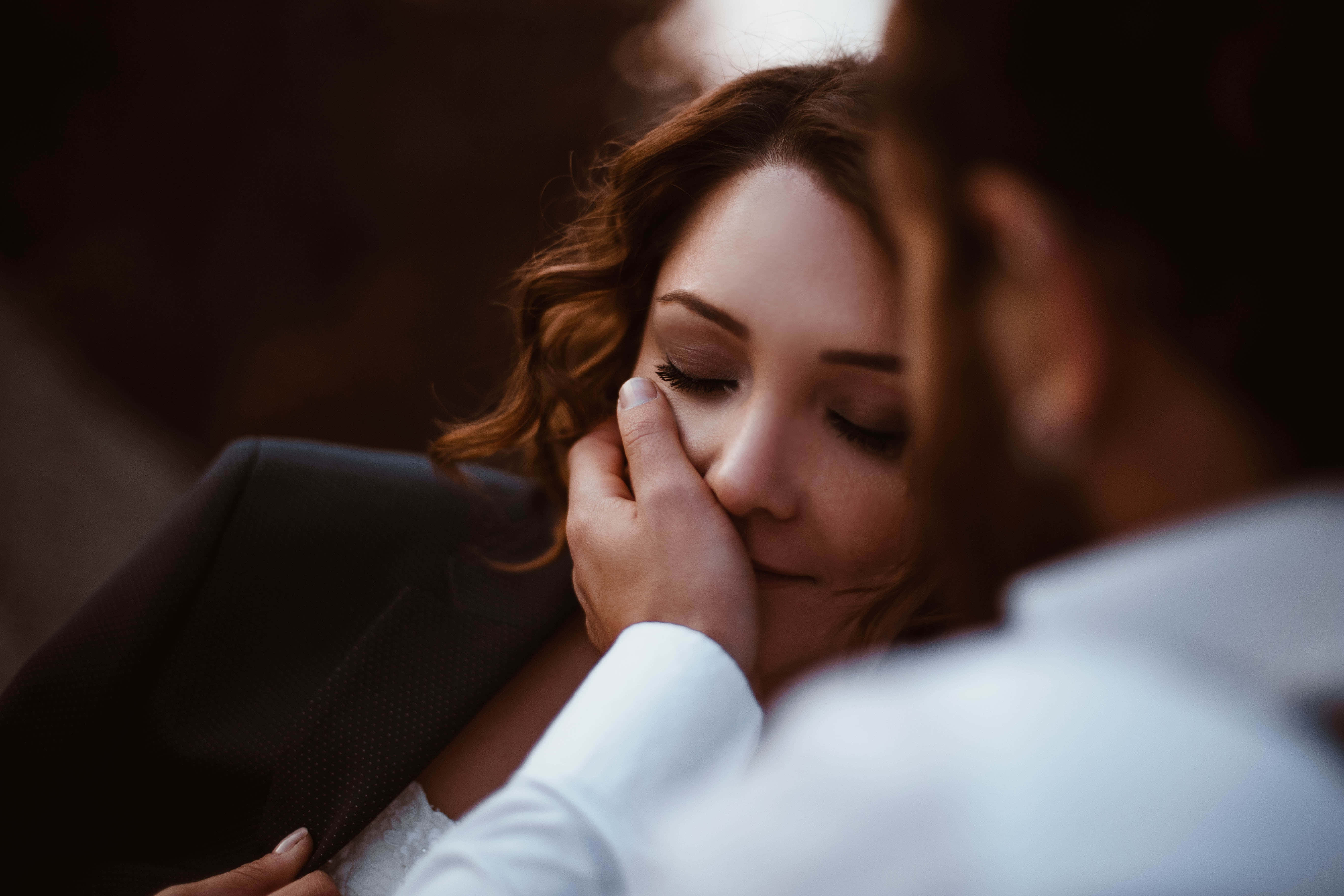 Love Couple 桌布 壁紙 — 新郎在婚禮上輕柔地為新娘擦去臉頰上的淚水，一個溫柔的時刻。