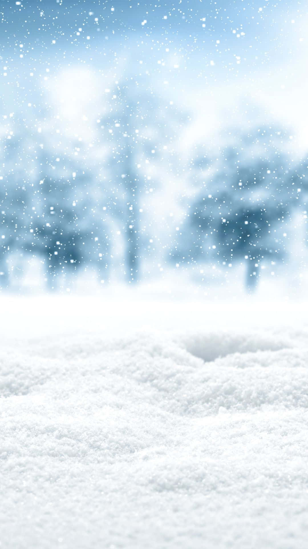 Winter Aesthetic Collage 桌布 壁紙 — 新雪覆蓋地面，輕柔的雪花在柔和的藍色冬日天空中飄舞，遠處有模糊的樹木。