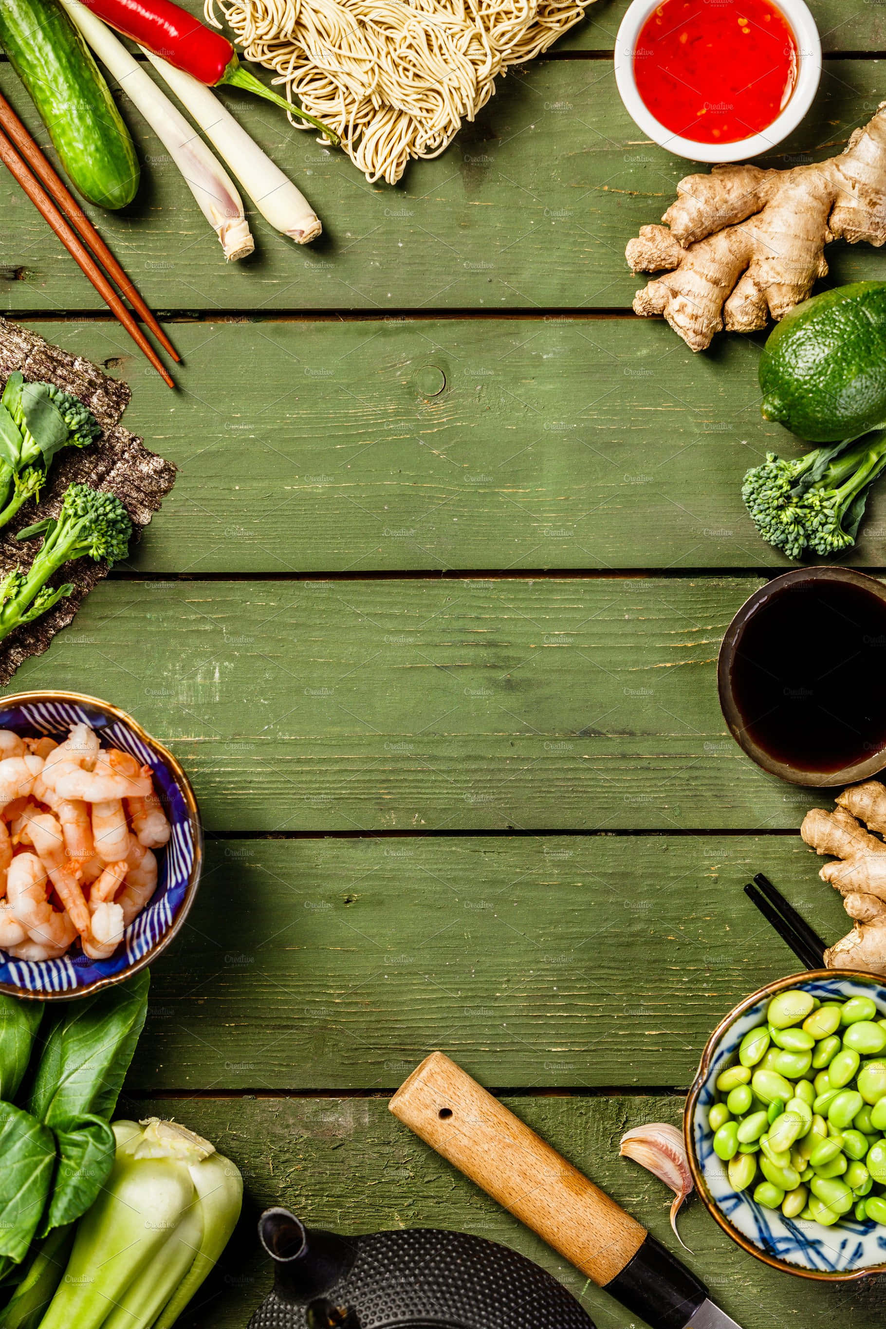 Healthy Food 桌布 壁紙 — 新鮮亞洲食材如蝦、西蘭花和麵條，擺放在質樸的綠色木桌上。