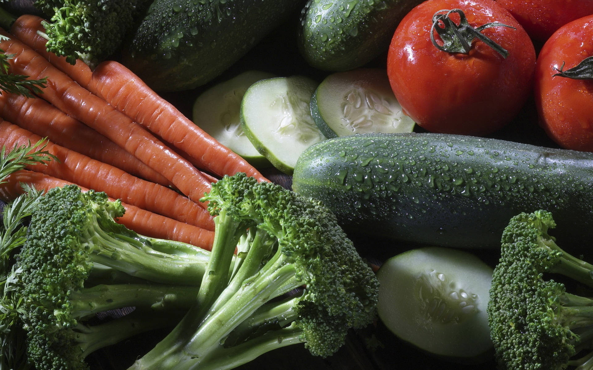 Vegetable 桌布 壁紙 — 新鮮充滿活力的蔬菜，如胡蘿蔔、西蘭花和小黃瓜，在特寫靜物中閃爍著露珠。