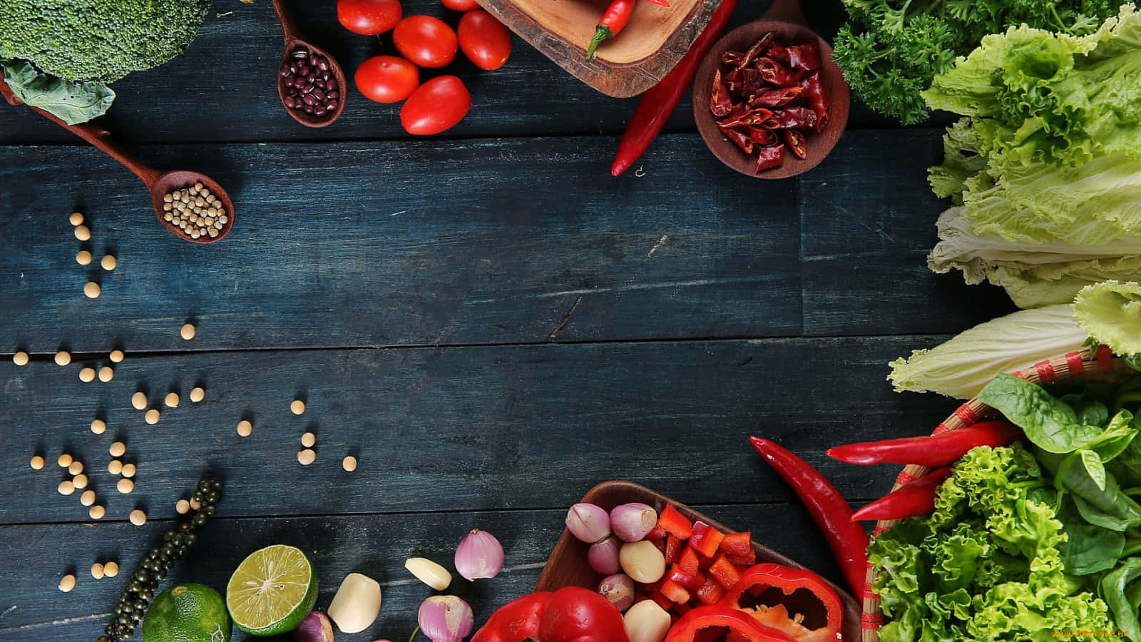 tomato 桌布 壁紙 — 新鮮充滿活力的蔬菜和香料，藝術地排列在深色鄉村風木質表面上。