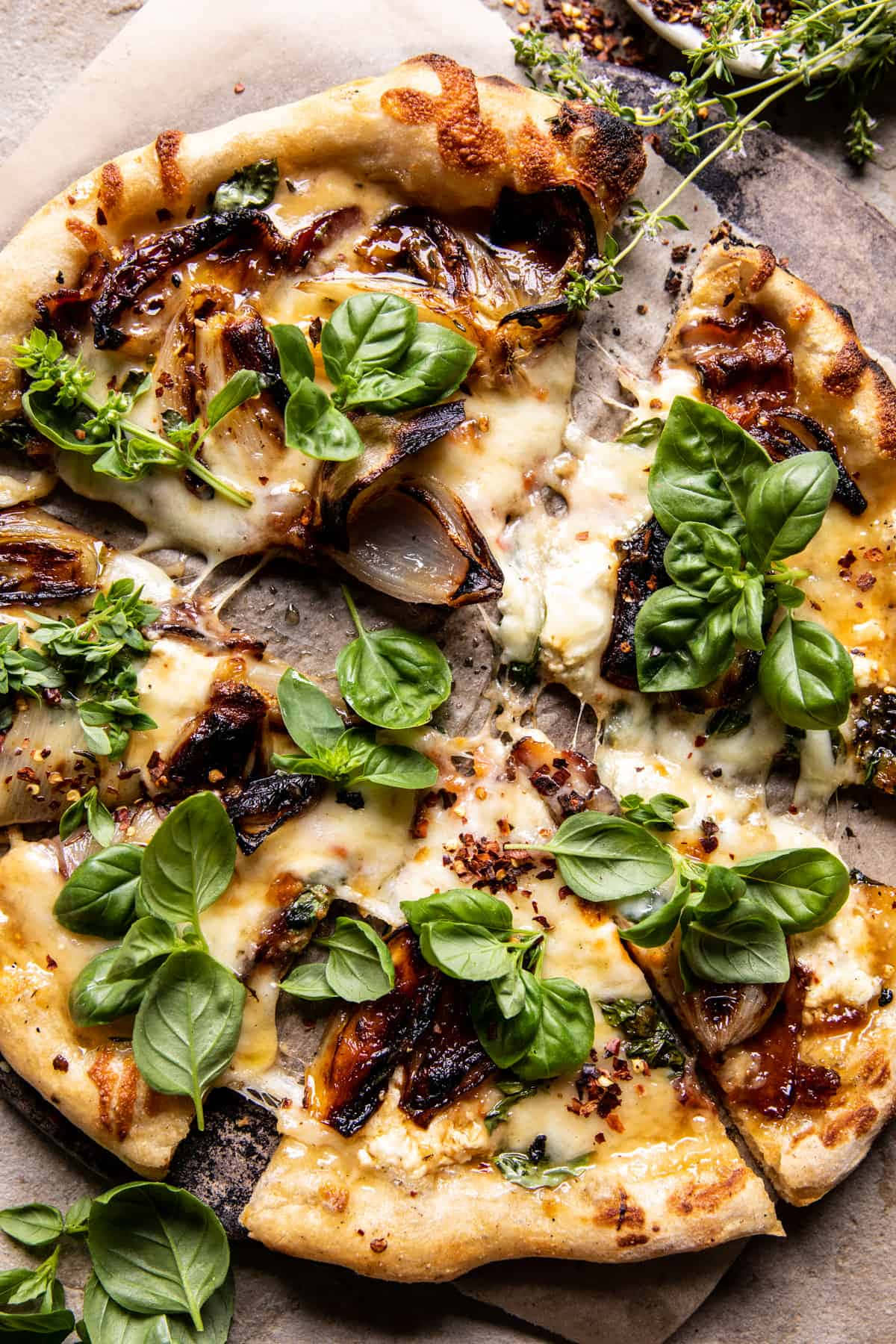 Pizza 桌布 壁紙 — 新鮮出爐的工匠披薩，上面鋪滿焦糖洋蔥、融化起司和新鮮羅勒葉。