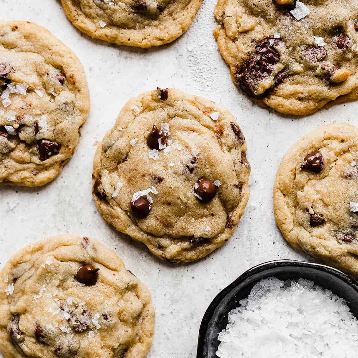 Cookie 桌布 壁紙 — 新鮮出爐的巧克力餅乾，上面撒了片狀海鹽，旁邊還有一小碗鹽。