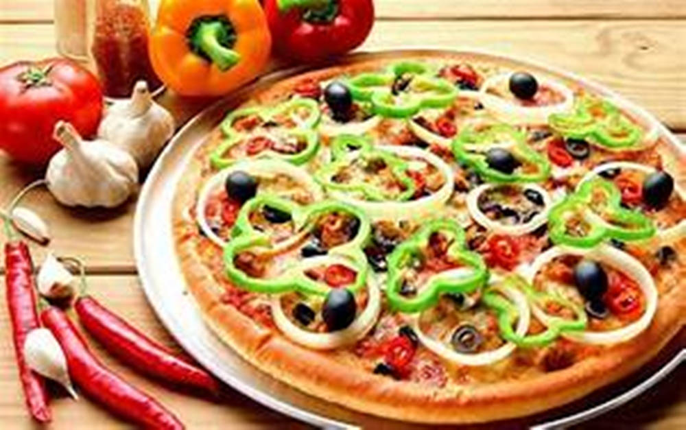pepper 桌布 壁紙 — 新鮮出爐的披薩，上面鋪有青椒、洋蔥、橄欖和番茄，放在木桌上，周圍有蒜頭、紅辣椒和整個番茄。