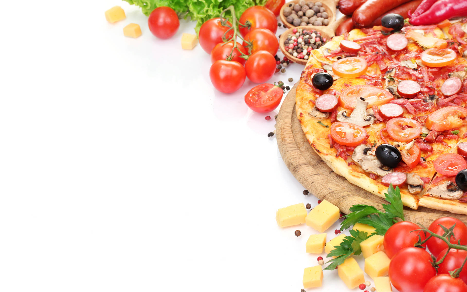 Pizza 桌布 壁紙 — 新鮮出爐的披薩，上面鋪滿番茄、橄欖和香腸，放在木板上，周圍環繞著色彩繽紛的食材，背景是潔淨的白色。