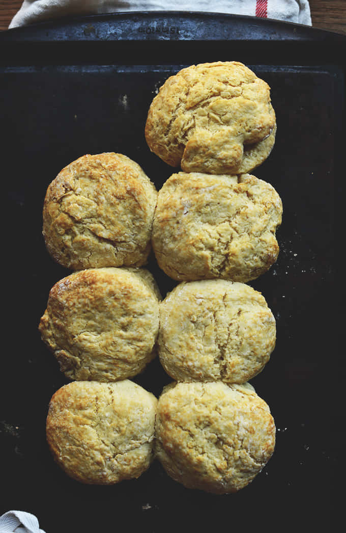 Biscuit 桌布 壁紙 — 新鮮出爐的金色餅乾，頂部有裂紋，放在深色烤盤中。