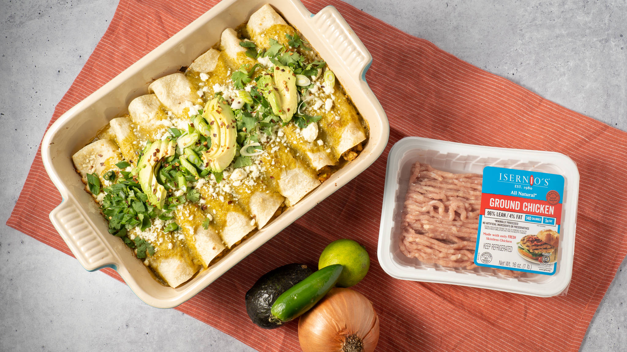 Mexican Food 桌布 壁紙 — 新鮮出爐的雞肉玉米餅，盛載於陶瓷碟中，上面鋪有酪梨、香菜和起司，旁邊放有一包絞雞肉和新鮮食材。