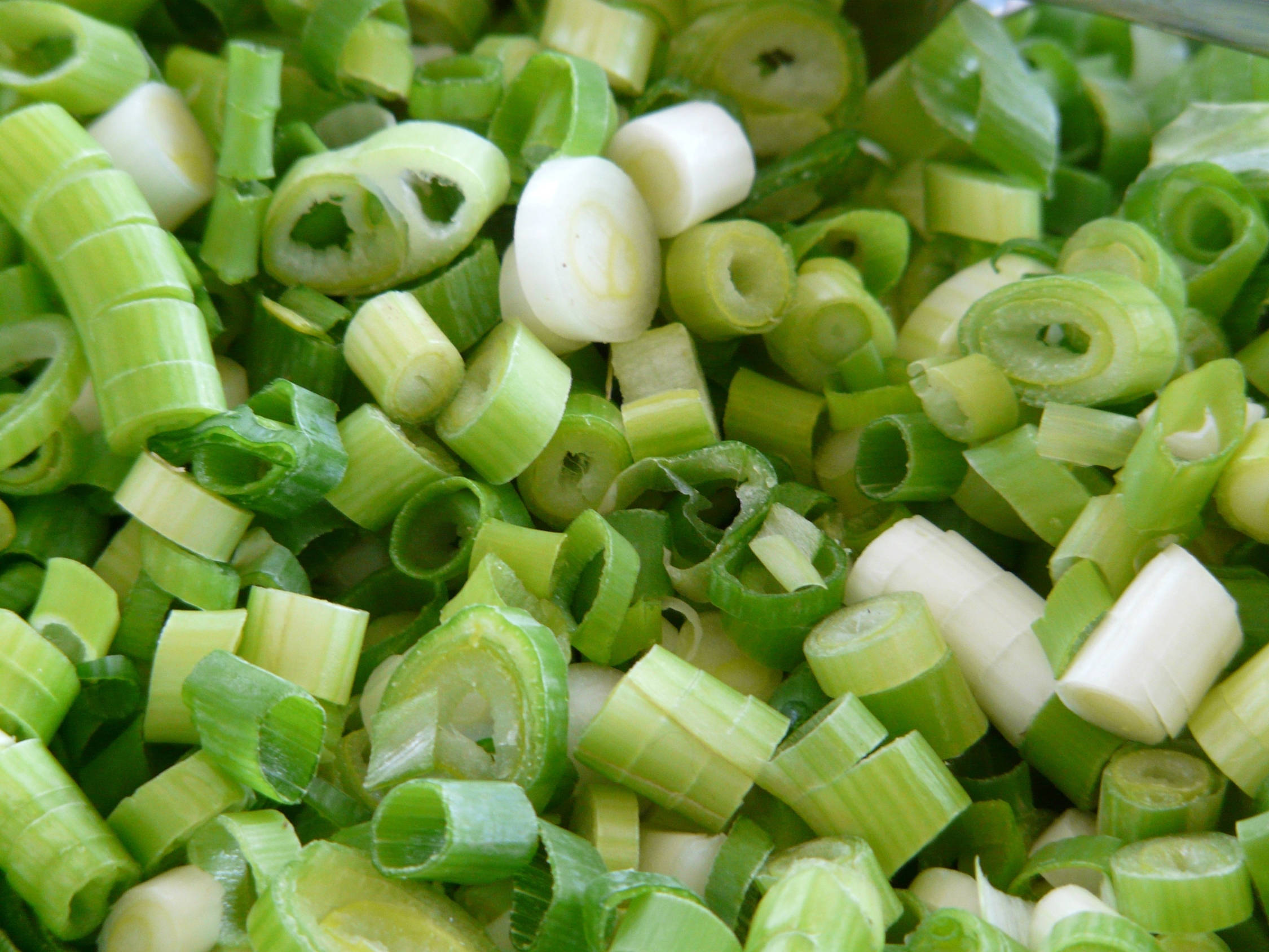 Vegetables 桌布 壁紙 — 新鮮切碎青蔥的鮮明特寫，展現出清脆的白色和綠色部分。