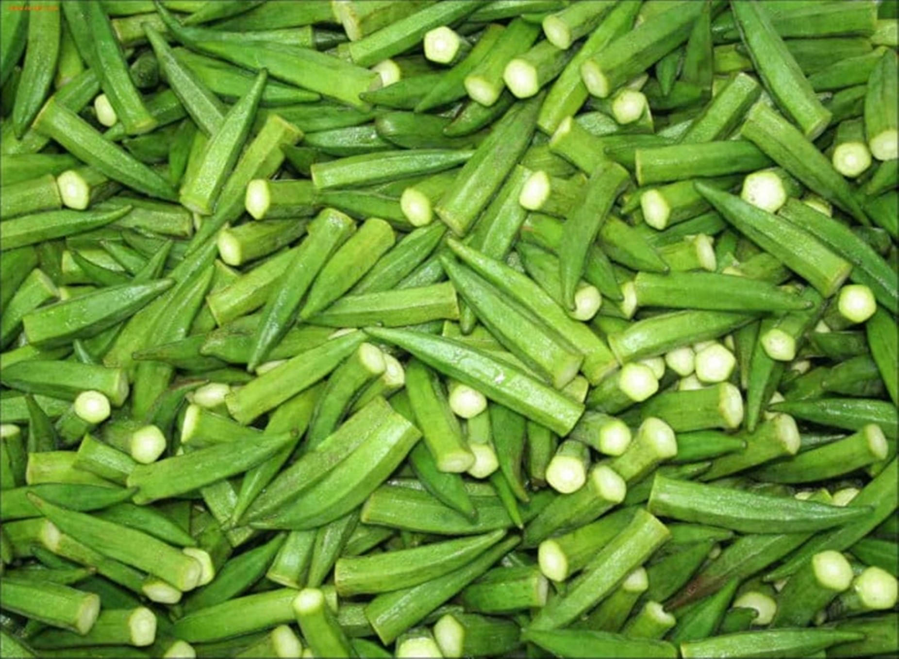 Vegetables 桌布 壁紙 — 新鮮切開的秋葵莢的特寫，展現其淡綠色內部及紋理表面。