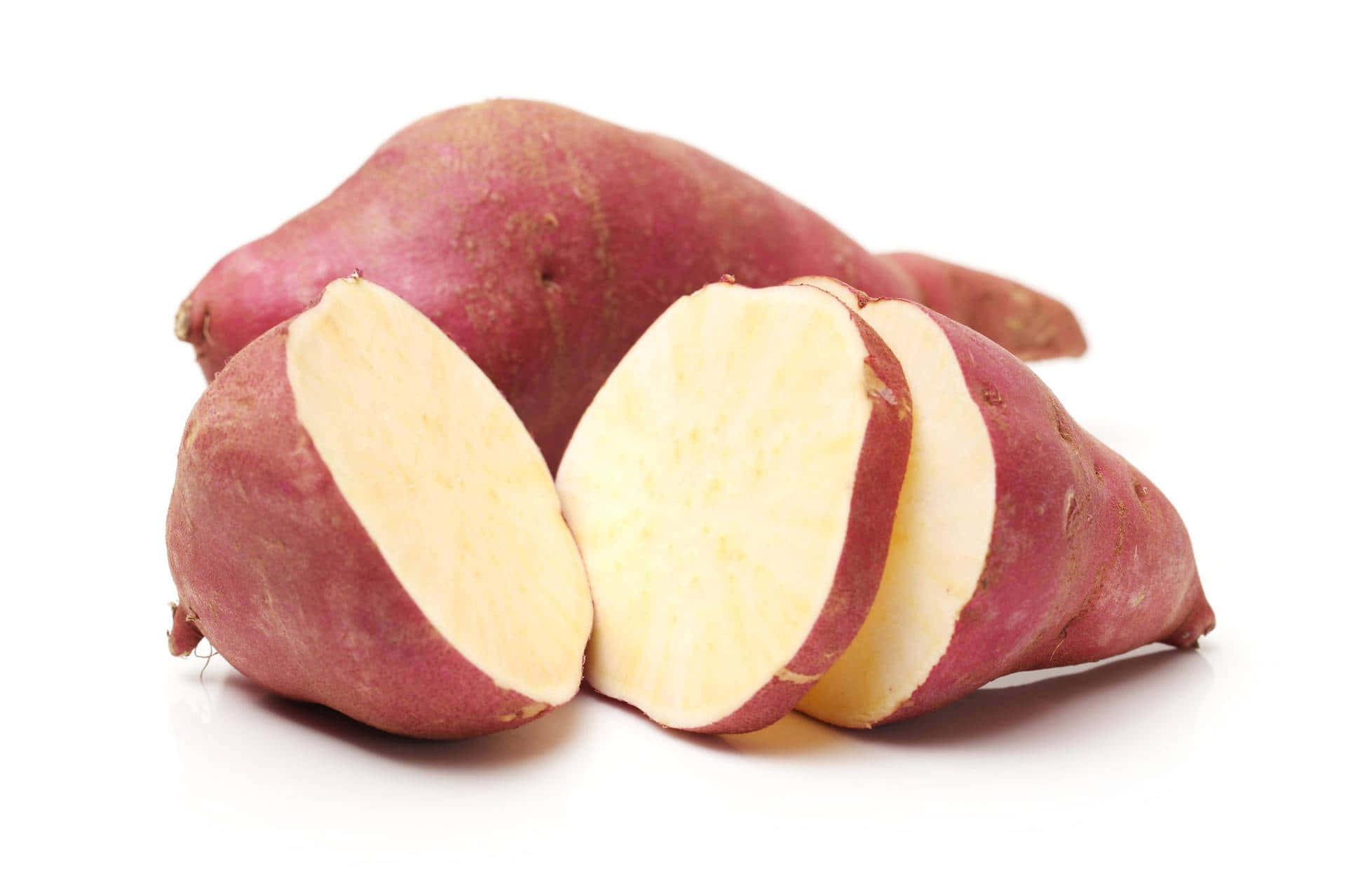 Red Potatoes 桌布 壁紙 — 新鮮地瓜，帶有鮮豔的微紅色外皮和奶油般的淡黃色果肉，在潔白背景上切開。