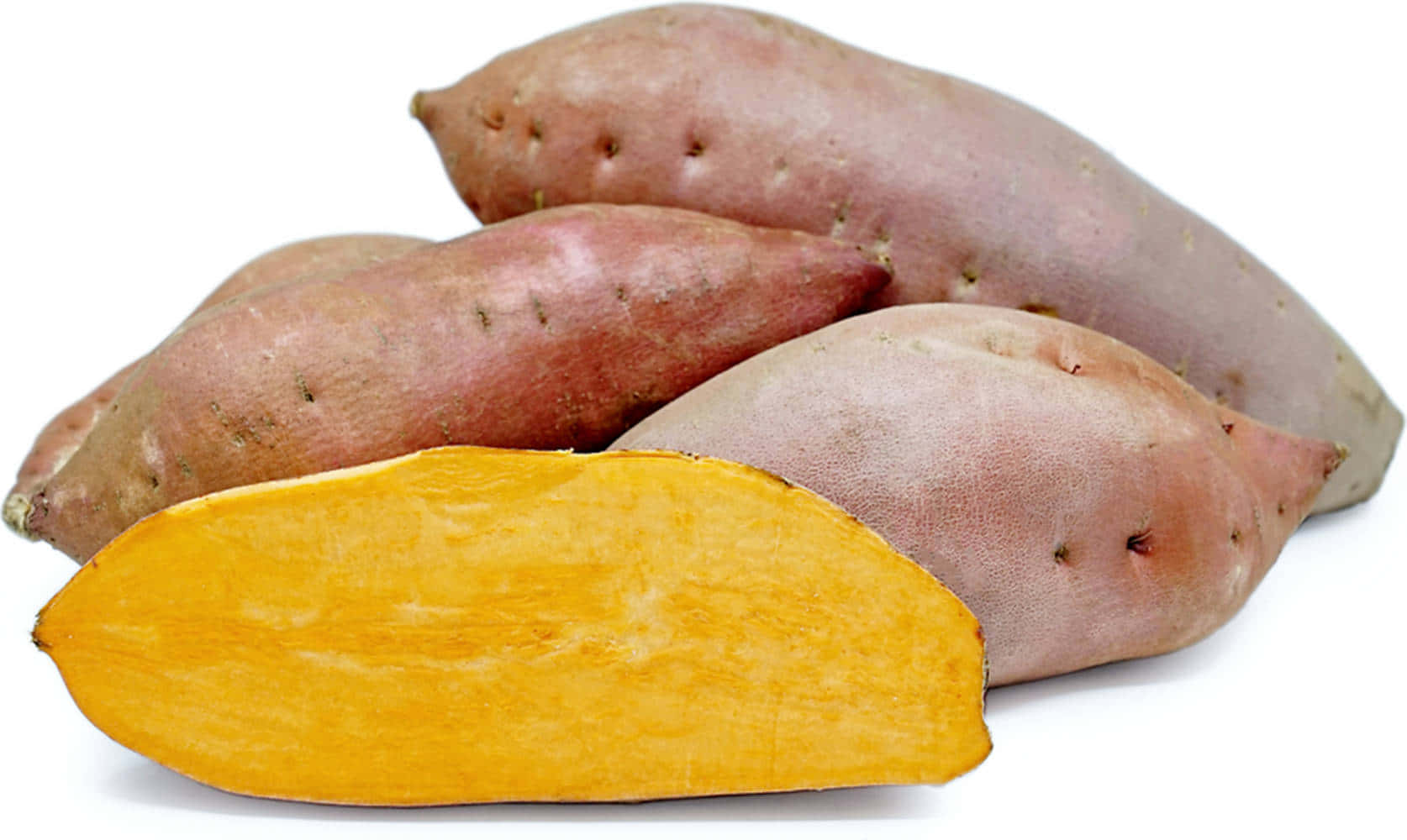 Yellow Sweet Potato 桌布 壁紙 — 新鮮地瓜，帶有鮮豔的橙色果肉和樸實的微紅色外皮，排列在乾淨的白色背景上。