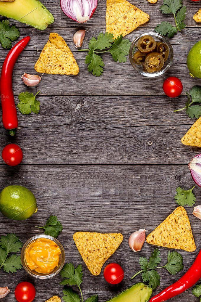 Mexican 桌布 壁紙 — 新鮮墨西哥捲餅配料，如玉米片、墨西哥辣椒、番茄和香菜，在深色木質表面上排列成邊框。