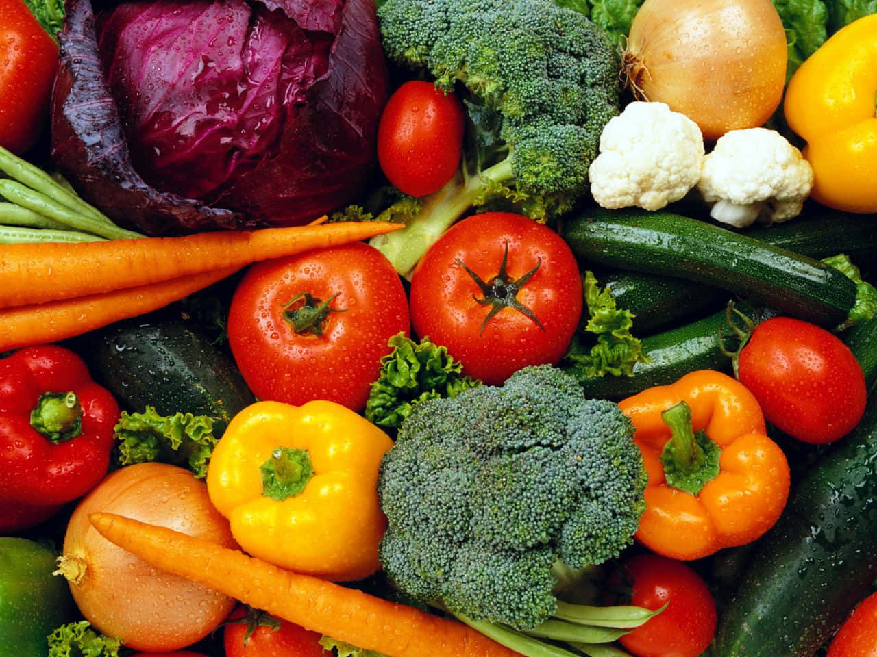 Vegetable 桌布 壁紙 — 新鮮彩色蔬菜的鮮明特寫，包括番茄、紅蘿蔔、西蘭花和燈籠椒。