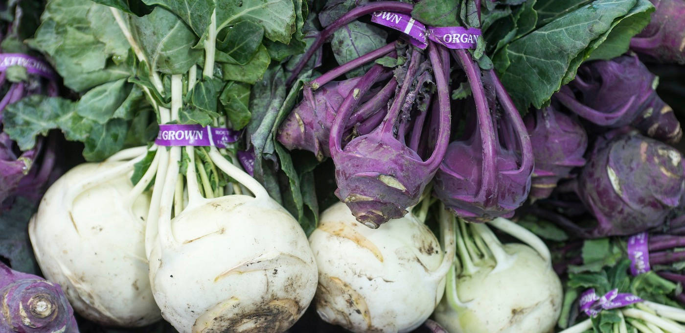Healthy Food 桌布 壁紙 — 新鮮收穫的有機大頭菜，白色球莖和紫色莖，用紫色標籤捆綁。