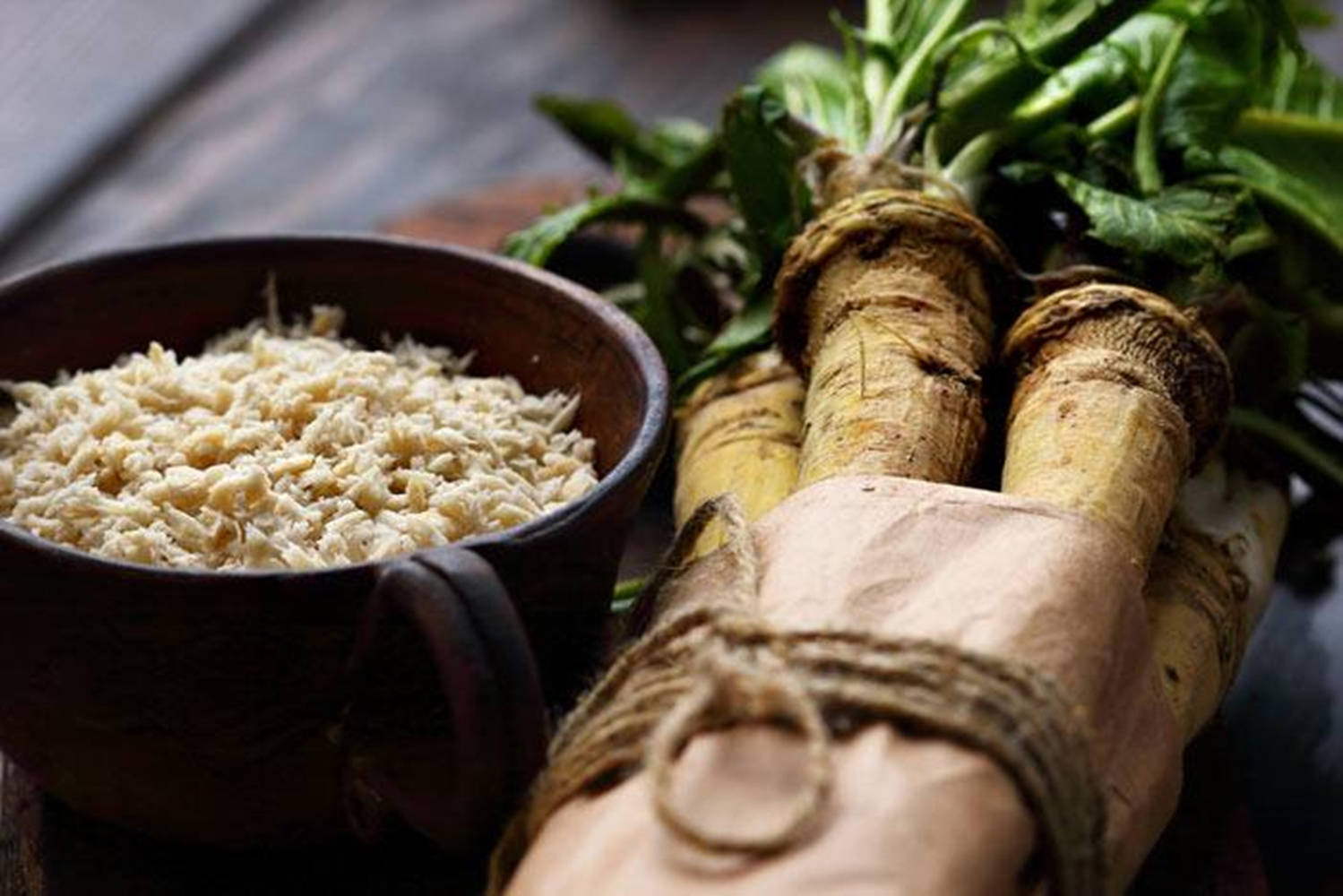 Vegetables 桌布 壁紙 — 新鮮收穫的蕪菁帶有綠色頂部，旁邊放著一個木碗，裡面裝有磨碎的蕪菁，環境樸實。