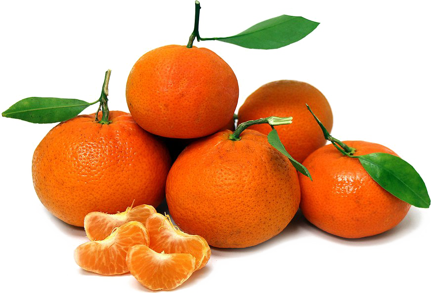 mandarin 桌布 壁紙 — 新鮮柑橘搭配綠葉和剝皮瓣塊，堆疊在純白背景上。