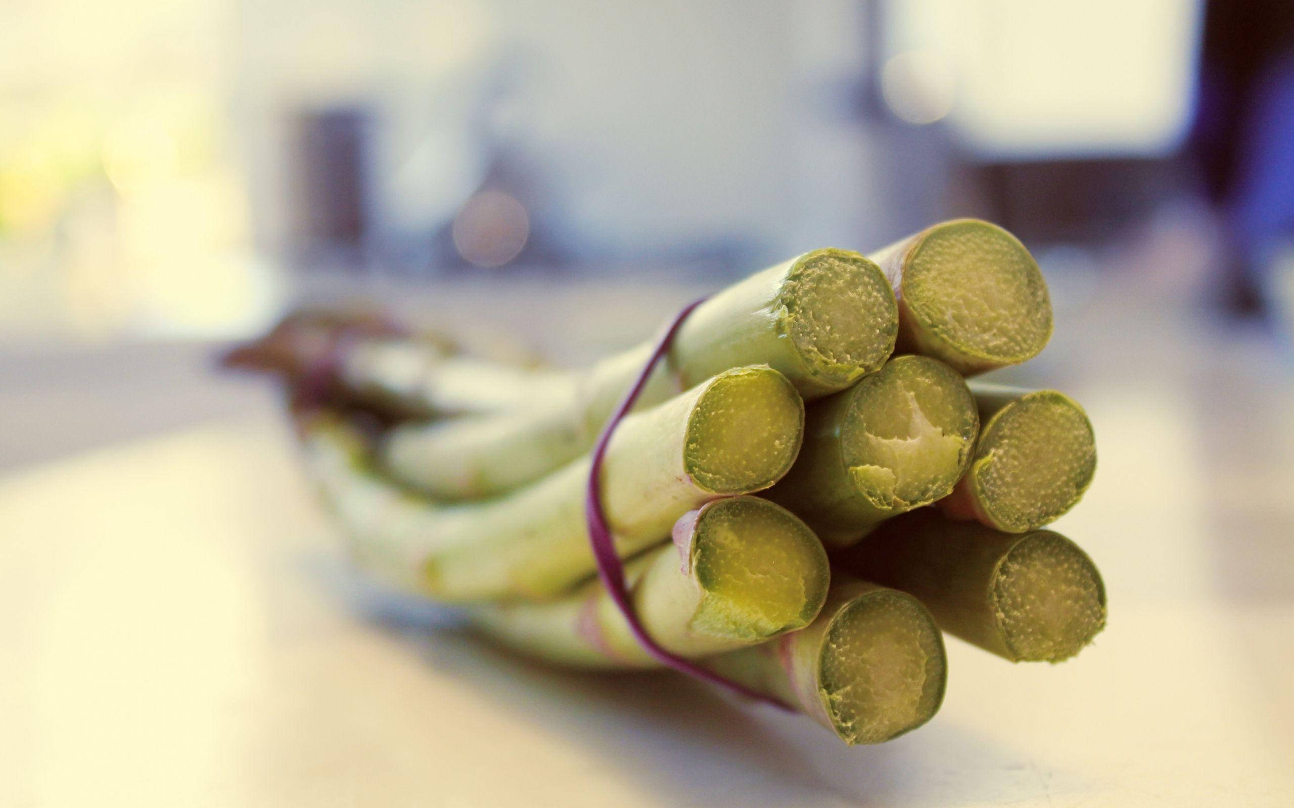 Food Photography 桌布 壁紙 — 新鮮檸檬草莖用紫色帶子束起，放在淺色表面上，背景柔和模糊的特寫。