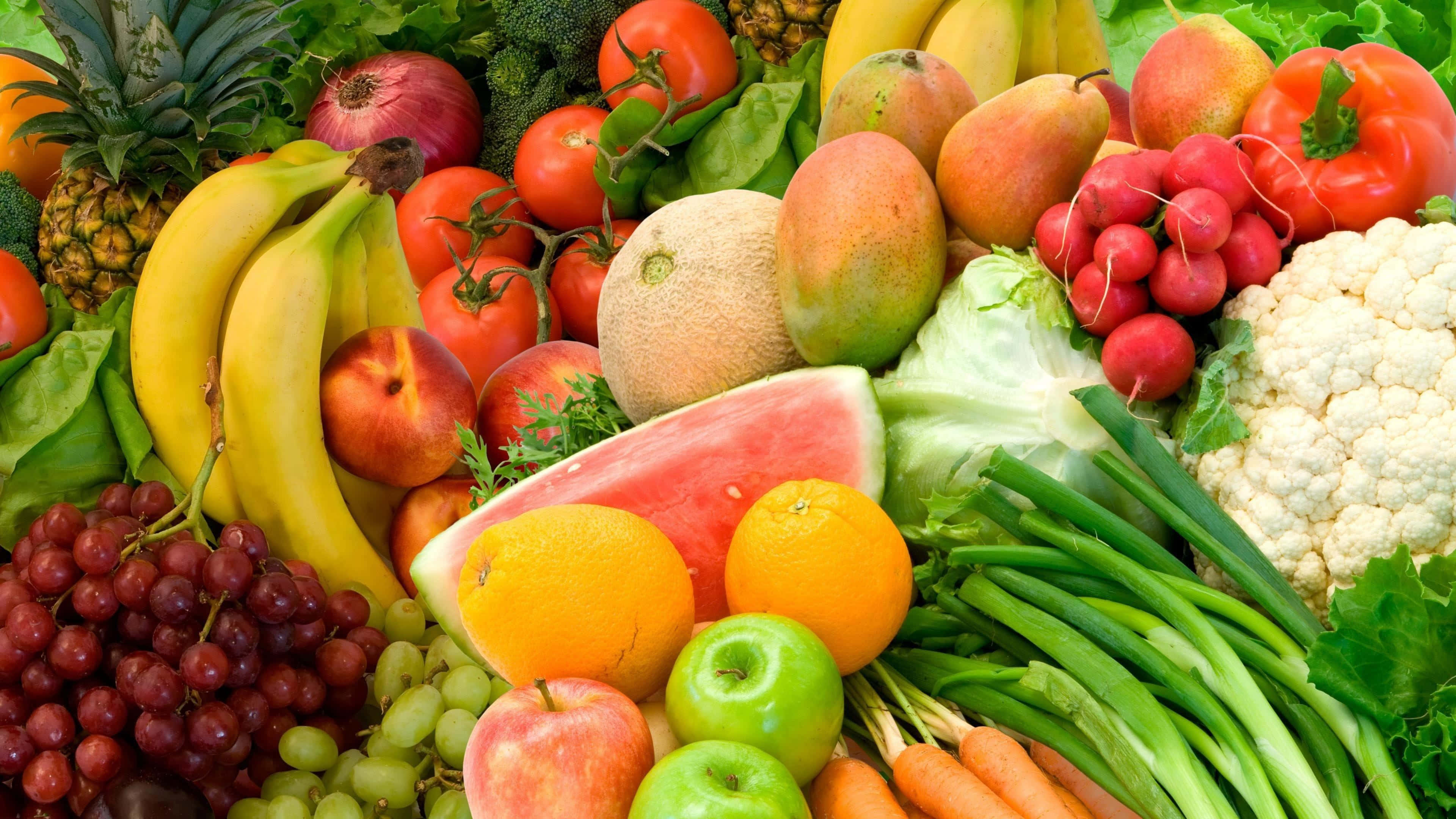 Fruits 桌布 壁紙 — 新鮮水果和蔬菜的鮮豔多彩組合，以密集、誘人的構圖排列。
